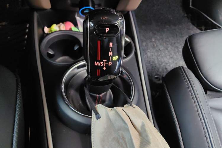 Used MINI Countryman 2019 2.0T COOPER S ALL4 Artist Gear Lever