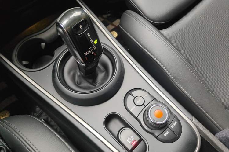 Used MINI Countryman 2019 1.5T COOPER Artist Weekend Travel Edition Gear Lever