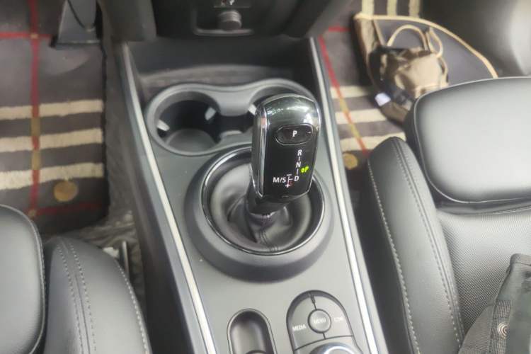 Used MINI Countryman 2019 1.5T COOPER Artist Weekend Travel Edition Gear Lever