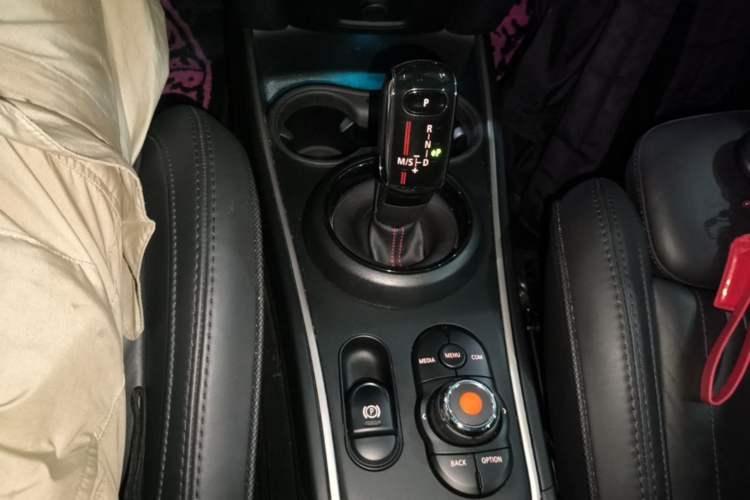Used MINI Countryman 2019 2.0T COOPER S ALL4 Artist Gear Lever