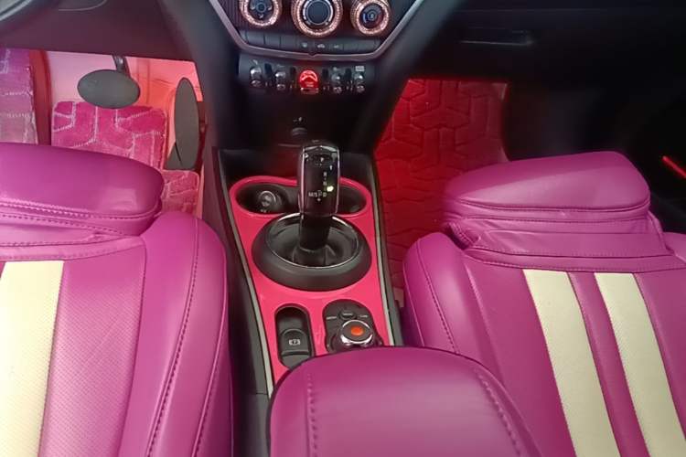 Used MINI Countryman 2019 1.5T COOPER ALL4 Artist Weekend Travel Edition Gear Lever