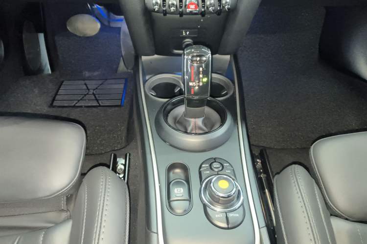 Used MINI Countryman 2019 2.0T COOPER S ALL4 Artist Gear Lever