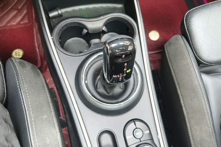 Used MINI Countryman 2019 1.5T COOPER ALL4 Artist Weekend Travel Edition Gear Lever