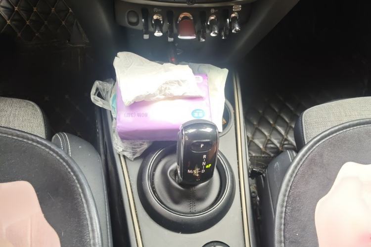 Used MINI Countryman 2019 1.5T COOPER ALL4 Classic Weekend Travel Edition Gear Lever