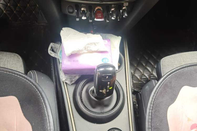 Used MINI Countryman 2019 1.5T COOPER ALL4 Classic Weekend Travel Edition Gear Lever