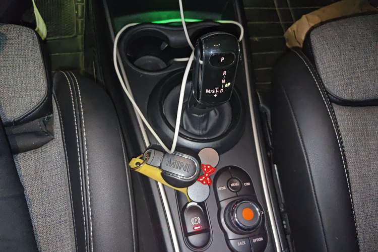 Used MINI Countryman 2019 1.5T COOPER Artist Weekend Travel Edition Gear Lever