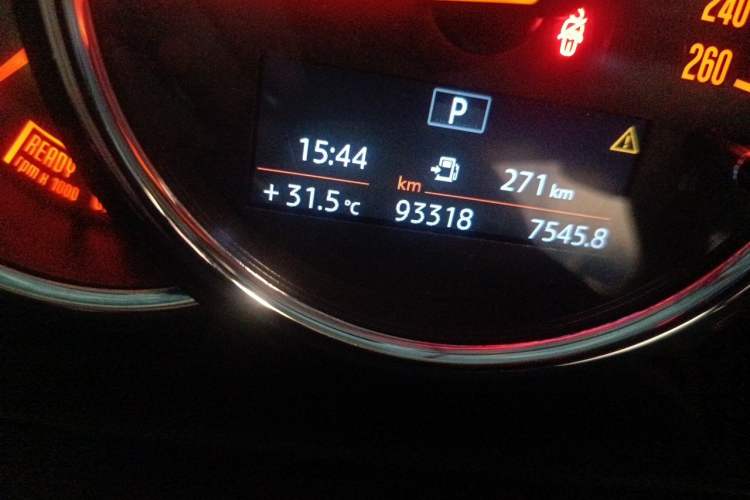 Used MINI Countryman 2019 2.0T COOPER S ALL4 Artist Odometer Close Up