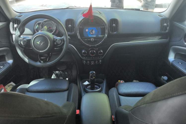 Used MINI Countryman 2019 1.5T COOPER ALL4 Artist Weekend Travel Edition Center Console