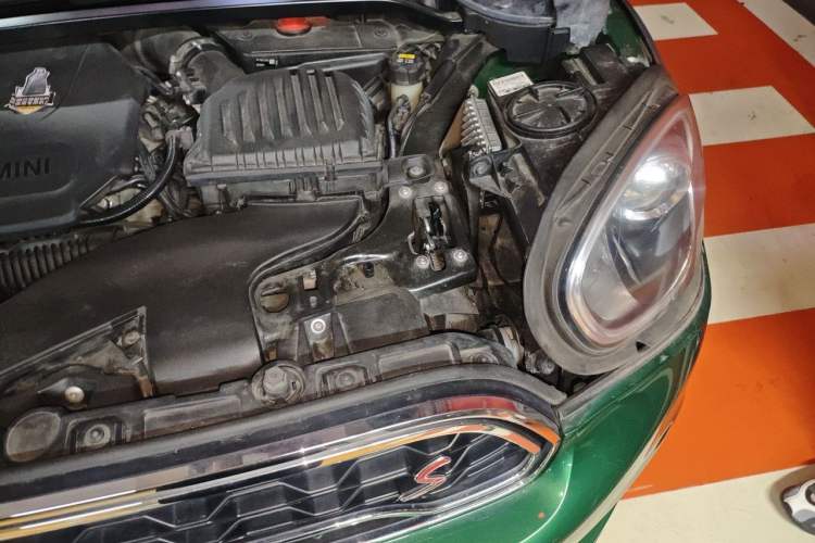 Used MINI Countryman 2019 2.0T COOPER S ALL4 Artist Engine Bay Left