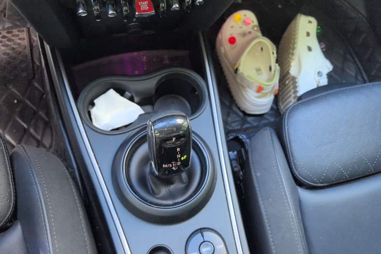 Used MINI Countryman 2019 1.5T COOPER ALL4 Artist Weekend Travel Edition Gear Lever