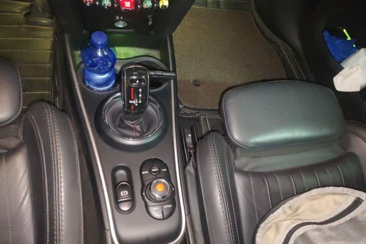 Used MINI Countryman 2019 2.0T COOPER S ALL4 Artist Gear Lever