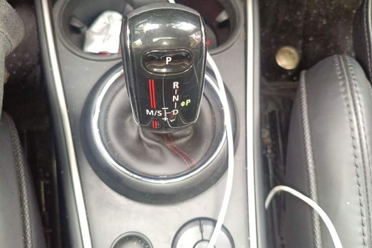 Used MINI Countryman 2019 2.0T COOPER S ALL4 Artist Gear Lever