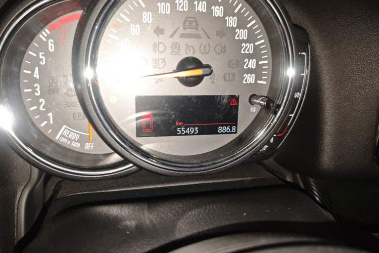 Used MINI Countryman 2019 2.0T COOPER S ALL4 Artist Odometer Close Up