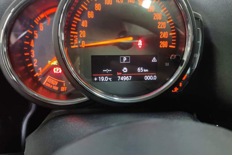 Used MINI Countryman 2019 1.5T COOPER ALL4 Classic Weekend Travel Edition Odometer Close Up