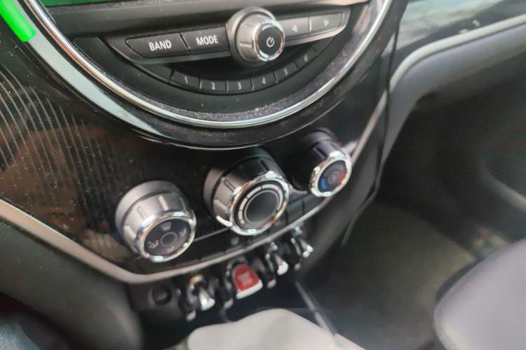 Used MINI Countryman 2019 1.5T COOPER ALL4 Artist Weekend Travel Edition Audio And AC Panel