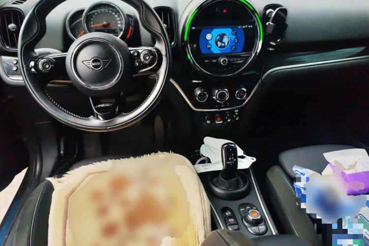 Used MINI Countryman 2019 1.5T COOPER ALL4 Artist Weekend Travel Edition Center Console