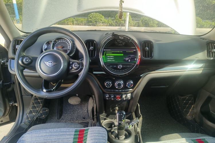 Used MINI Countryman 2019 1.5T COOPER ALL4 Classic Weekend Travel Edition Center Console
