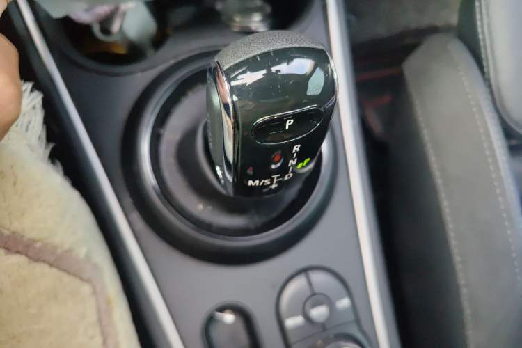 Used MINI Countryman 2019 1.5T COOPER ALL4 Artist Weekend Travel Edition Gear Lever