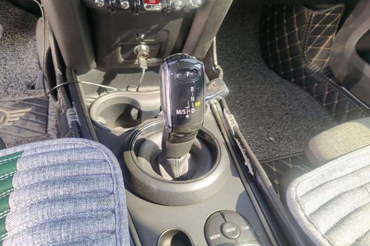 Used MINI Countryman 2019 1.5T COOPER ALL4 Classic Weekend Travel Edition Gear Lever
