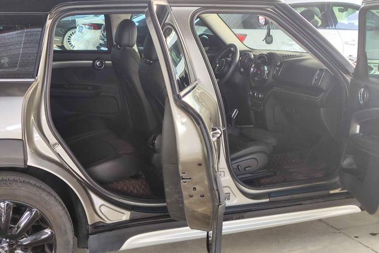 Used MINI Countryman 2019 1.5T COOPER ALL4 Artist Weekend Travel Edition Interior 4