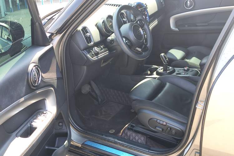 Used MINI Countryman 2019 1.5T COOPER ALL4 Artist Weekend Travel Edition Interior 5
