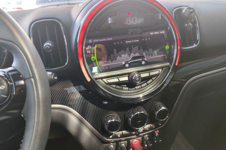 Used MINI Countryman 2019 1.5T COOPER ALL4 Artist Weekend Travel Edition Interior 8