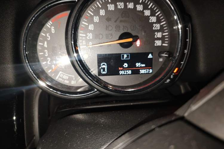 Used MINI Countryman 2019 1.5T COOPER ALL4 Classic Weekend Travel Edition Odometer Close Up