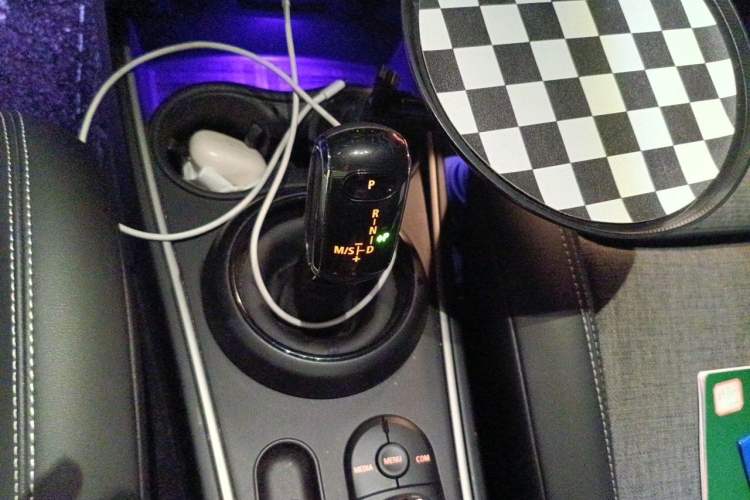 Used MINI Countryman 2019 1.5T COOPER ALL4 Classic Weekend Travel Edition Gear Lever