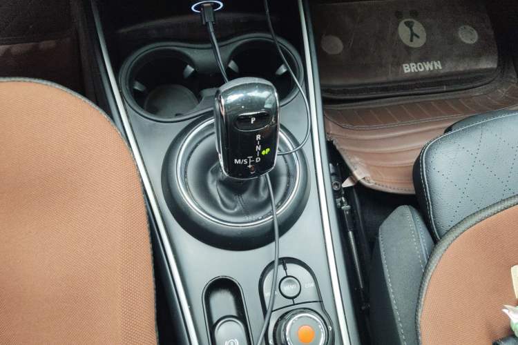 Used MINI Countryman 2019 1.5T COOPER ALL4 Artist Weekend Travel Edition Gear Lever