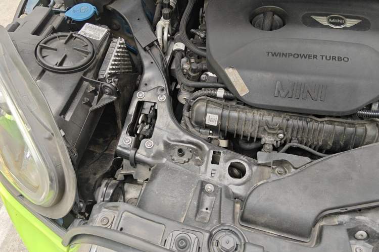 Used MINI Countryman 2019 2.0T COOPER S ALL4 Classic Edition Engine Bay Right