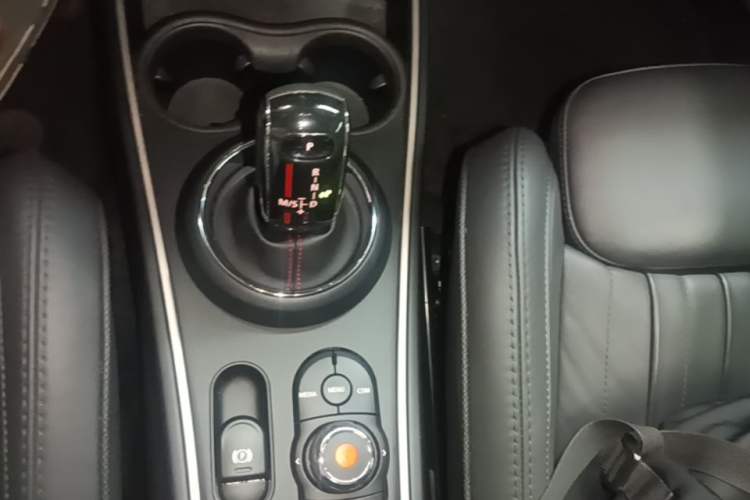 Used MINI Countryman 2019 2.0T COOPER S ALL4 Artist Gear Lever
