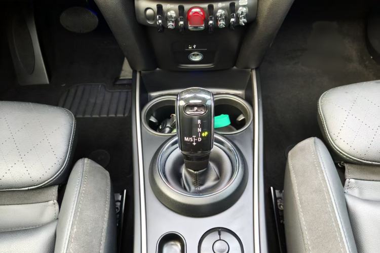 Used MINI Countryman 2019 1.5T COOPER ALL4 Artist Weekend Travel Edition Gear Lever