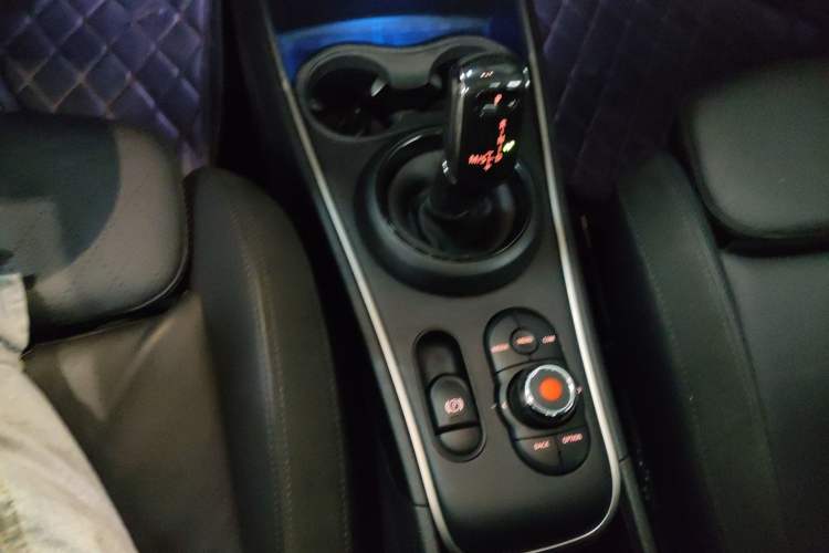 Used MINI Countryman 2019 1.5T COOPER ALL4 Artist Weekend Travel Edition Gear Lever