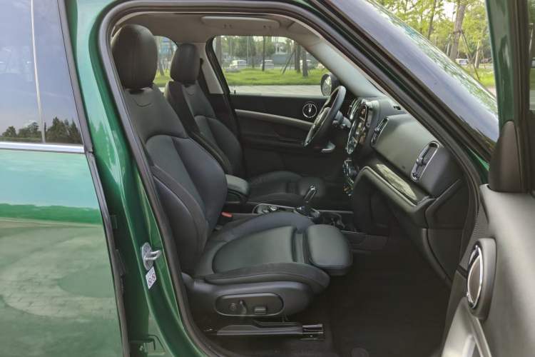 Used MINI Countryman 2019 1.5T COOPER ALL4 Artist Weekend Travel Edition Right Front Seat