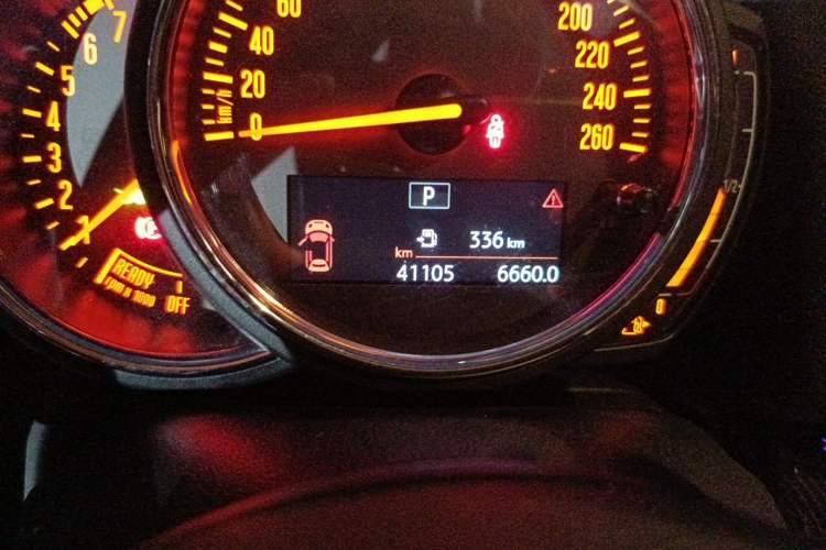 Used MINI Countryman 2019 1.5T COOPER ALL4 Classic Weekend Travel Edition Odometer Close Up
