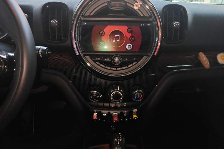 Used MINI Countryman 2019 1.5T COOPER ALL4 Artist Weekend Travel Edition Audio And AC Panel