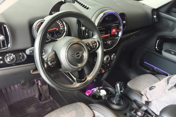 Used MINI Countryman 2019 1.5T COOPER ALL4 Classic Weekend Travel Edition Center Console