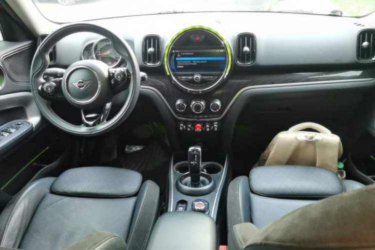 Used MINI Countryman 2019 1.5T COOPER ALL4 Artist Weekend Travel Edition Center Console