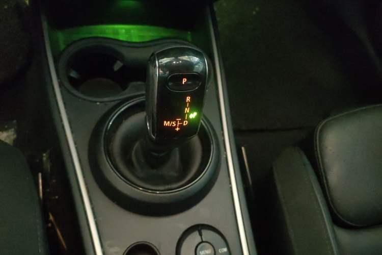 Used MINI Countryman 2019 1.5T COOPER ALL4 Artist Weekend Travel Edition Gear Lever