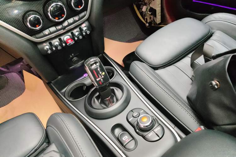 Used MINI Countryman 2019 2.0T COOPER S ALL4 Artist Gear Lever