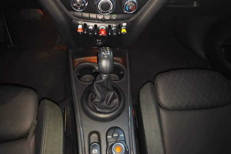 Used MINI Countryman 2019 1.5T COOPER ALL4 Artist Weekend Travel Edition Gear Lever