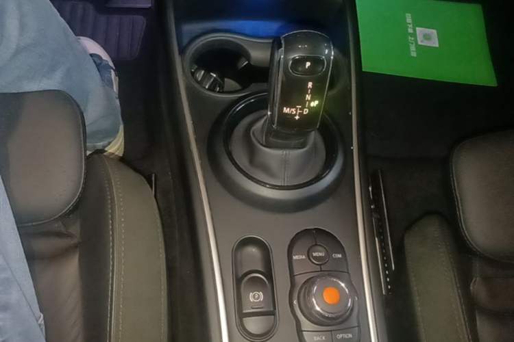 Used MINI Countryman 2019 1.5T COOPER ALL4 Artist Weekend Travel Edition Gear Lever