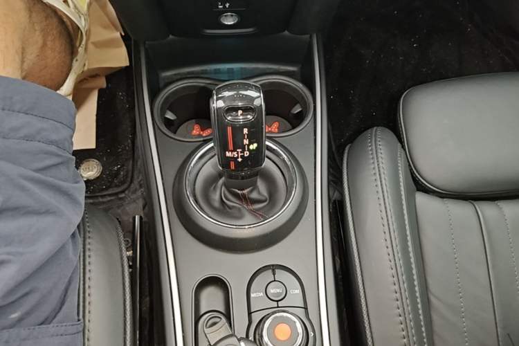 Used MINI Countryman 2019 2.0T COOPER S ALL4 Artist Gear Lever