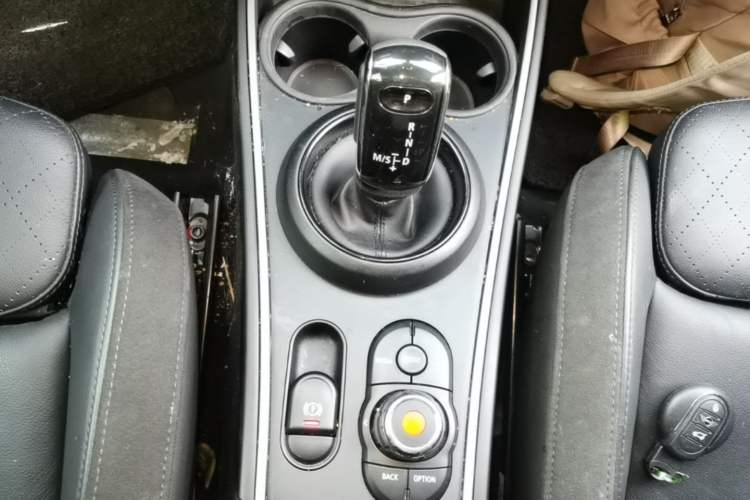 Used MINI Countryman 2019 1.5T COOPER ALL4 Artist Weekend Travel Edition Gear Lever