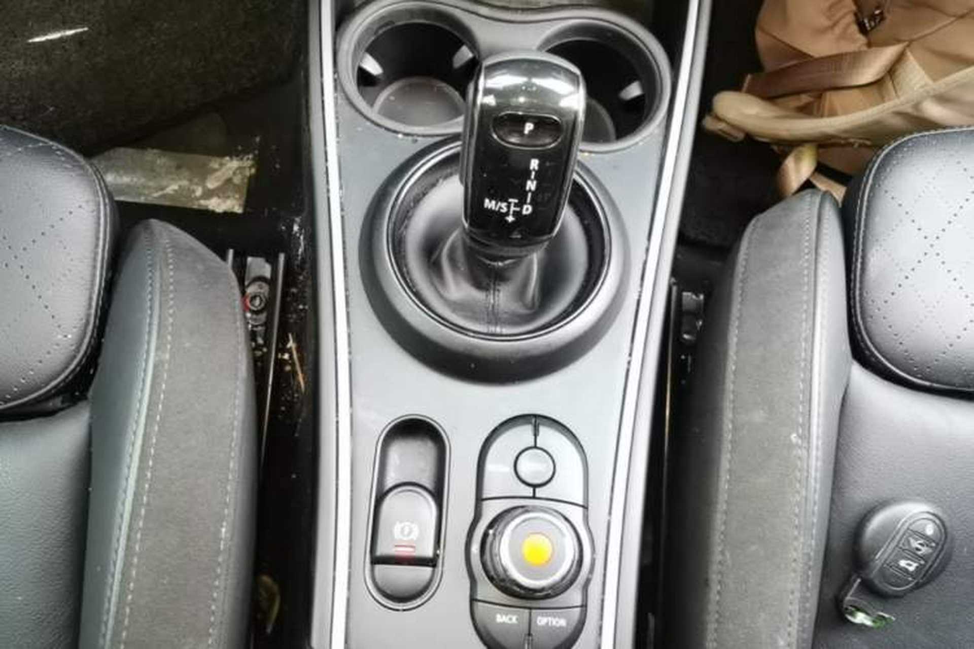 Used MINI Countryman 2019 1.5T COOPER ALL4 Artist Weekend Travel Edition Gear Lever