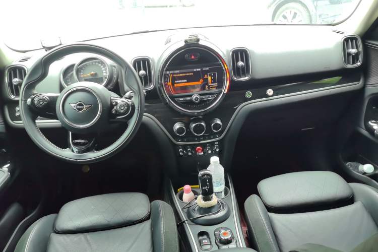 Used MINI Countryman 2019 1.5T COOPER ALL4 Artist Weekend Travel Edition Center Console