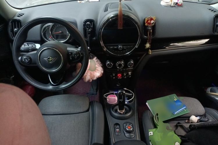 Used MINI Countryman 2019 1.5T COOPER ALL4 Classic Weekend Travel Edition Center Console