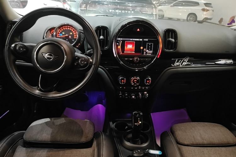 Used MINI Countryman 2019 1.5T COOPER ALL4 Classic Weekend Travel Edition Center Console