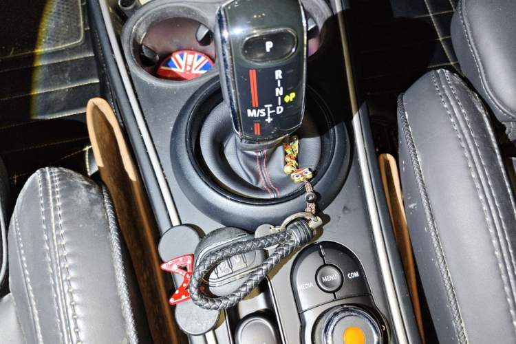 Used MINI Countryman 2019 2.0T COOPER S ALL4 Artist Gear Lever