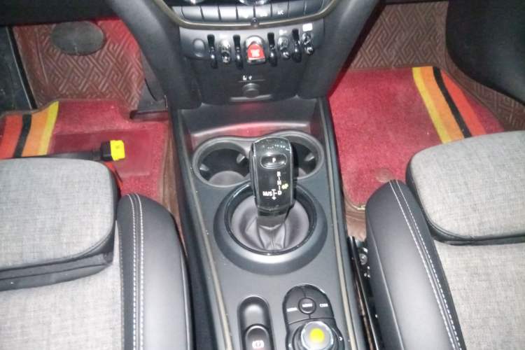 Used MINI Countryman 2019 1.5T COOPER ALL4 Classic Weekend Travel Edition Gear Lever